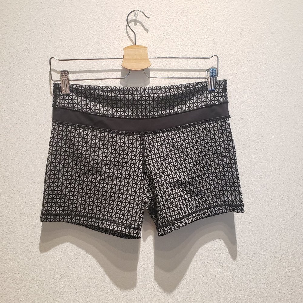 lululemon black and grey geometric shorts